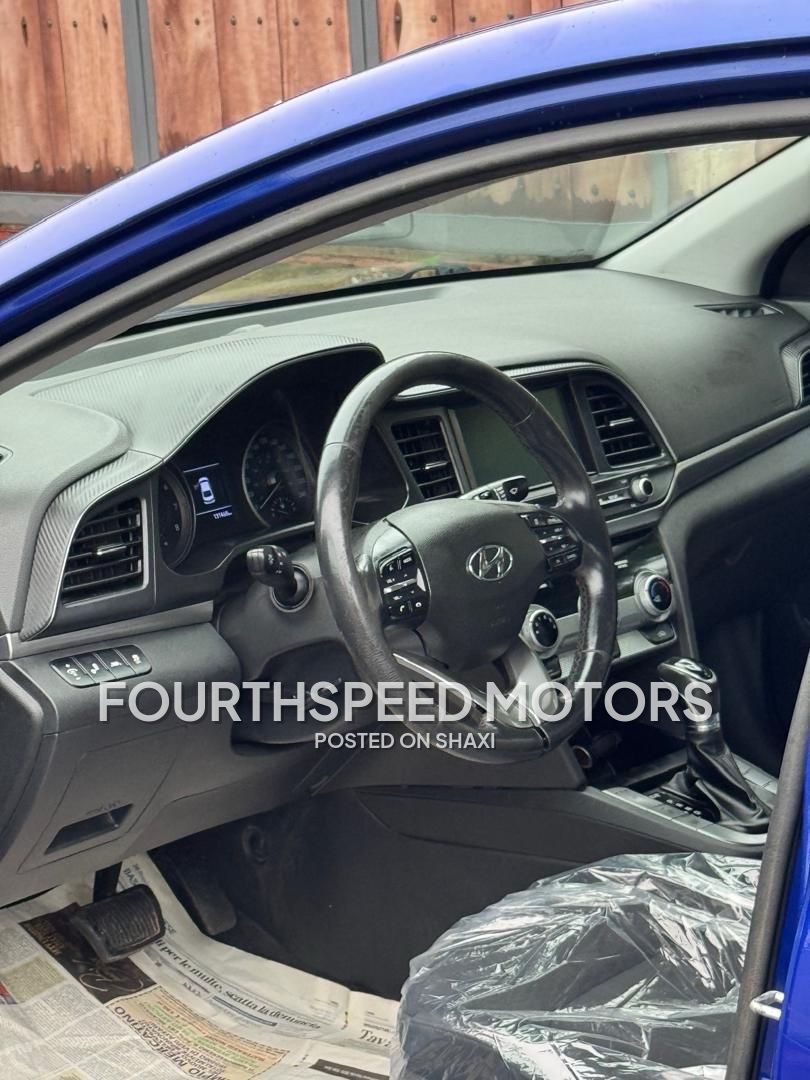 2019 Hyundai Elantra photo 3