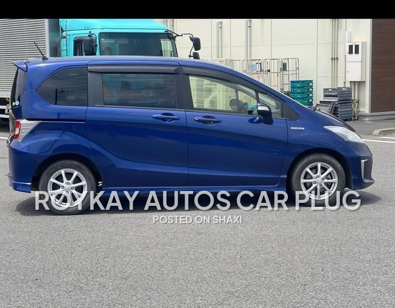 Honda Freed Hybrid Premium photo 4