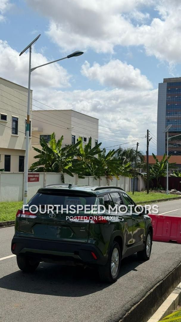 Toyota Corolla cross LE photo 8