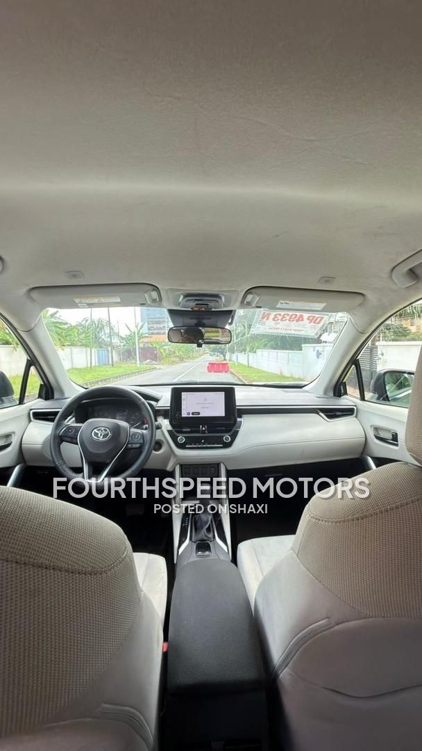 Toyota Corolla cross LE photo 4