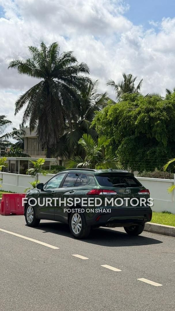 Toyota Corolla cross LE photo 10
