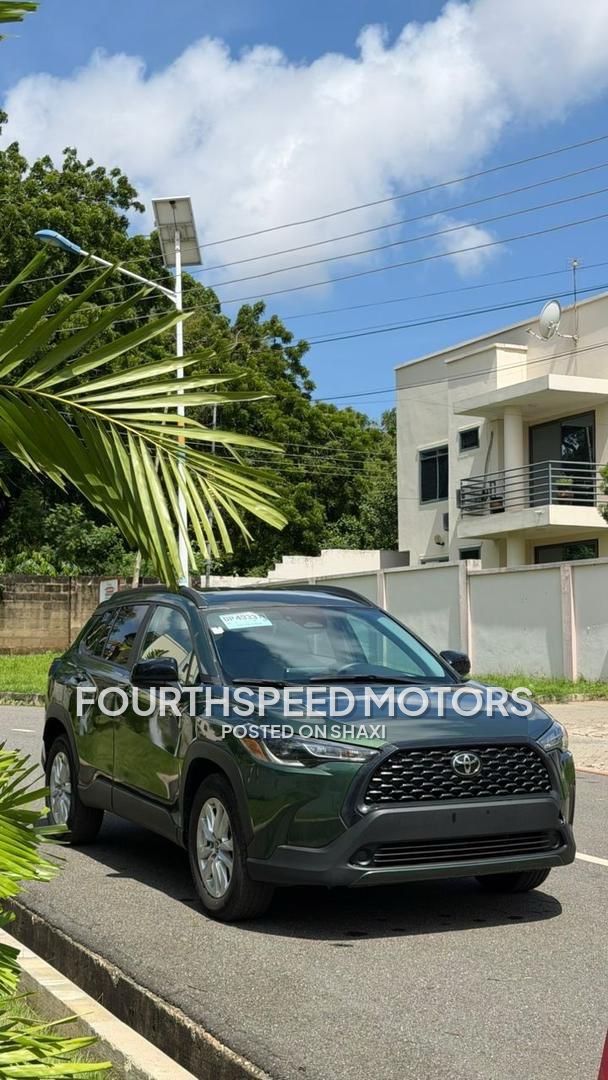 Toyota Corolla cross LE photo 2