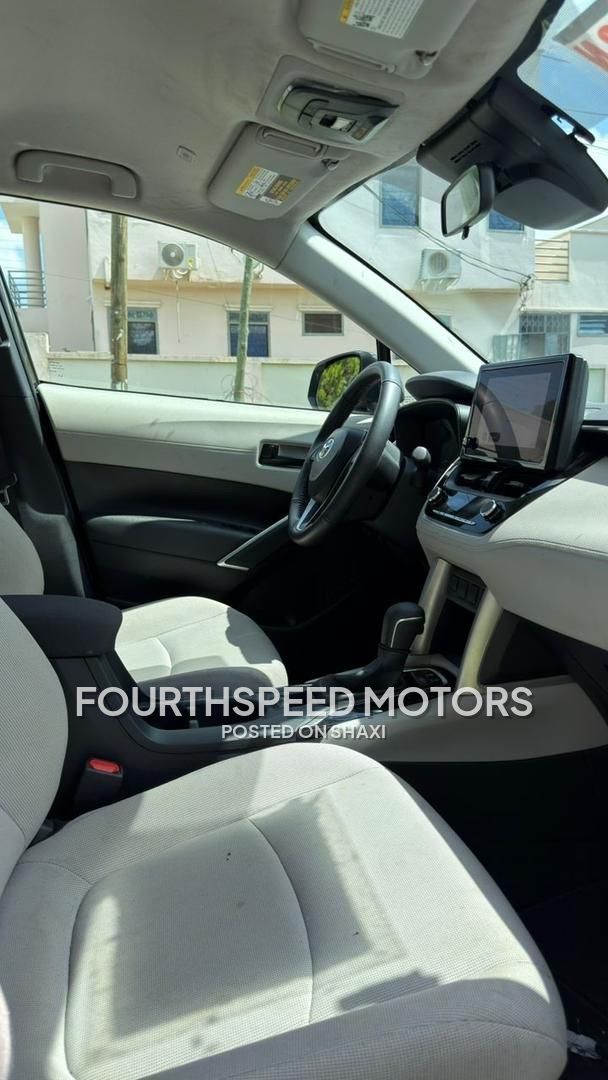 Toyota Corolla cross LE photo 5