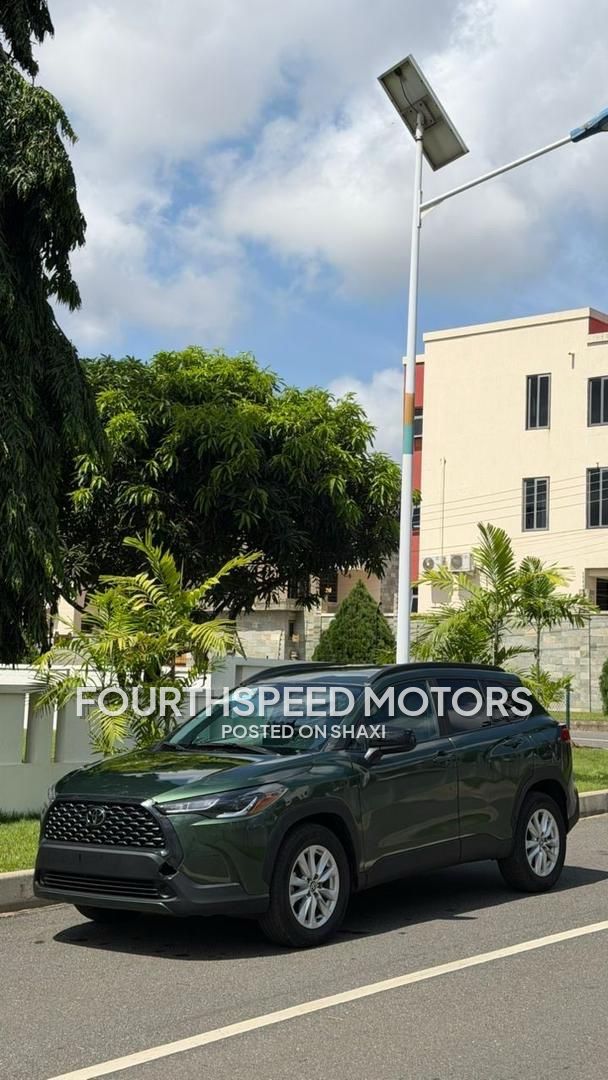 Toyota Corolla cross LE photo 3