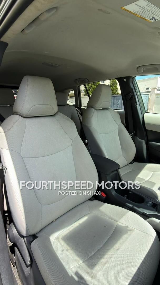 Toyota Corolla cross LE photo 6