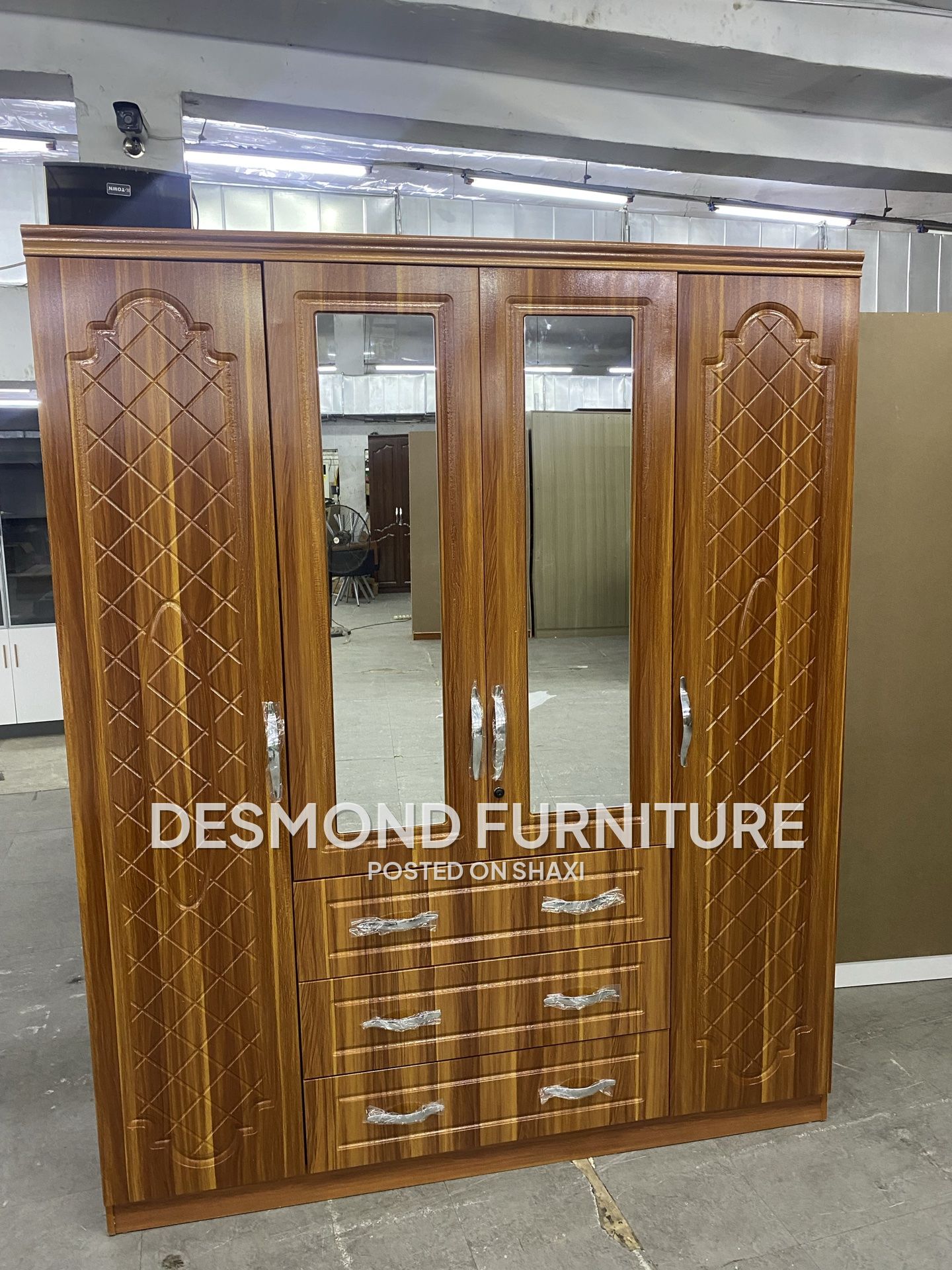 4 doors wardrobe with a mirror photo 1