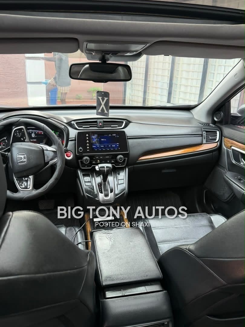 Honda CR-V Touring photo 2
