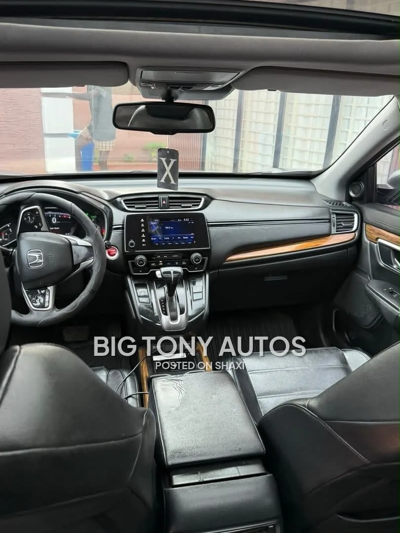 Honda CR-V Touring photo 2