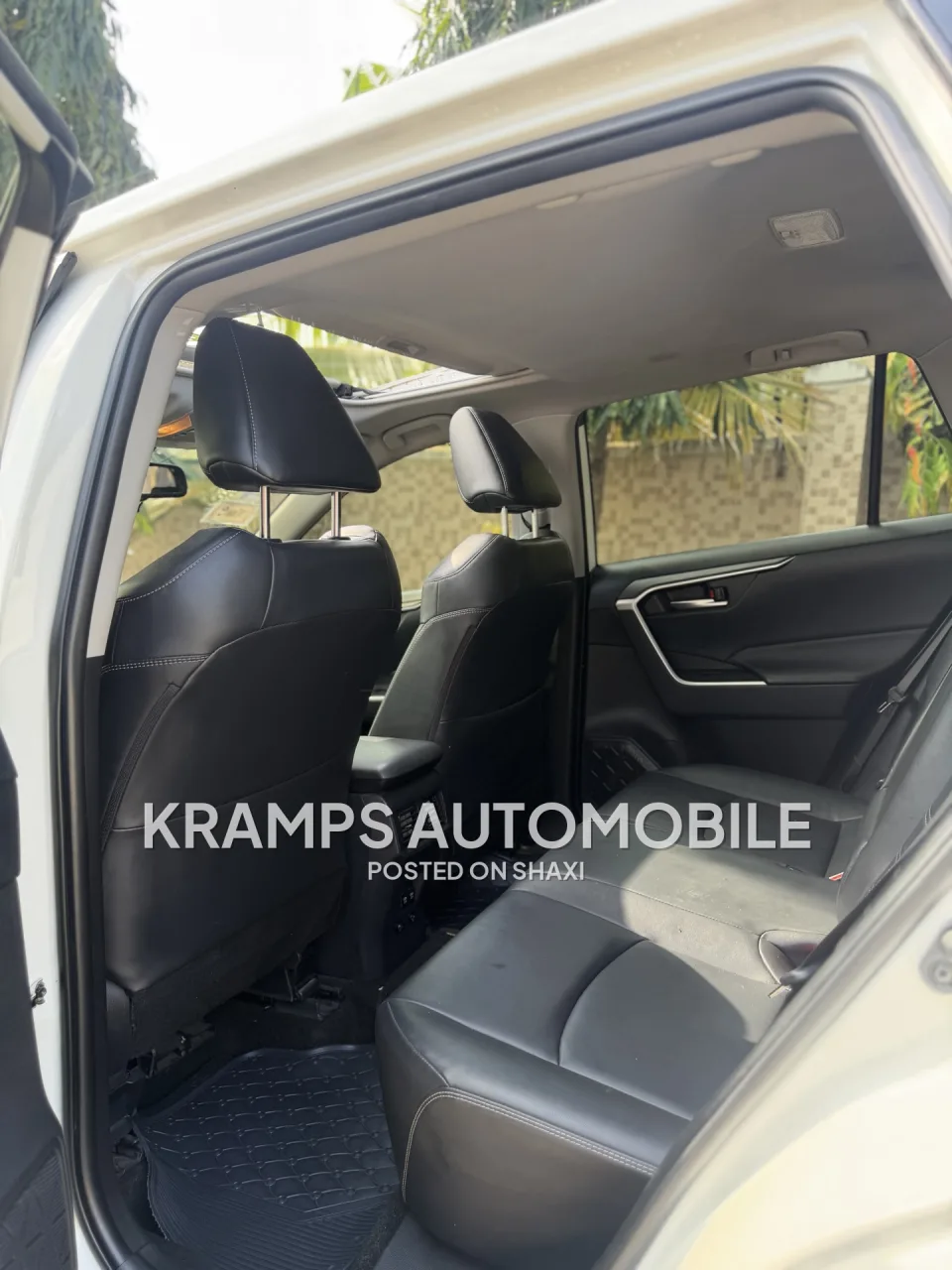 2019 XLE fully loaded photo 3