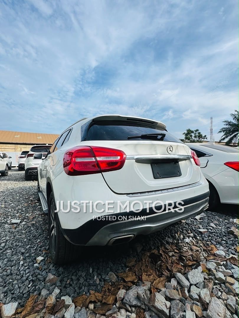 Mercedes Benz GLA 200 photo 3