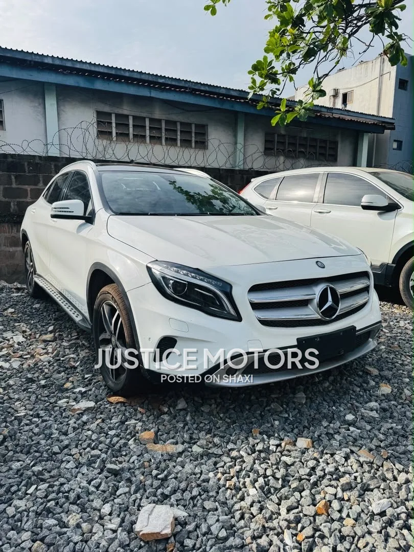 Mercedes Benz GLA 200 photo 2