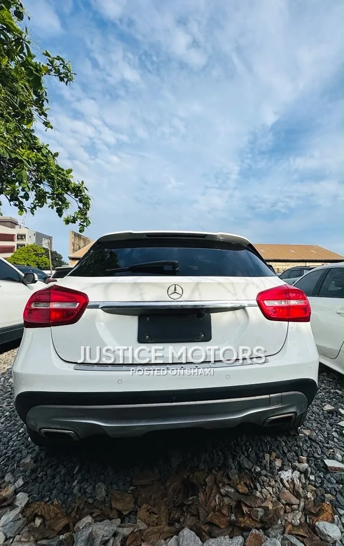 Mercedes Benz GLA 200 photo 4