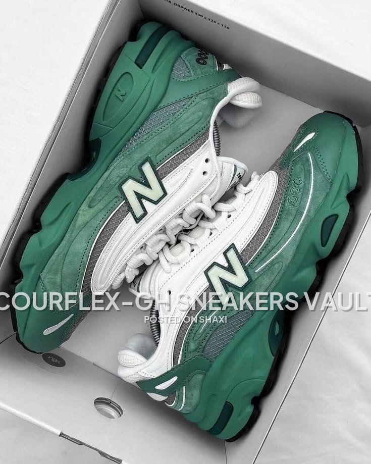 New Balance 1000. Comes with a box photo 1