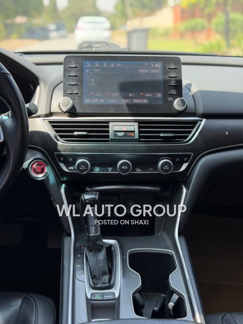 2018 Honda civic touring photo 4