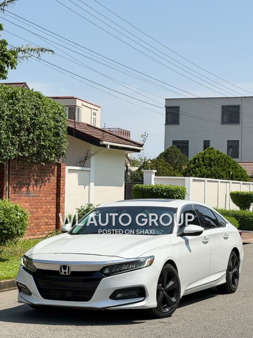2018 Honda civic touring photo 1