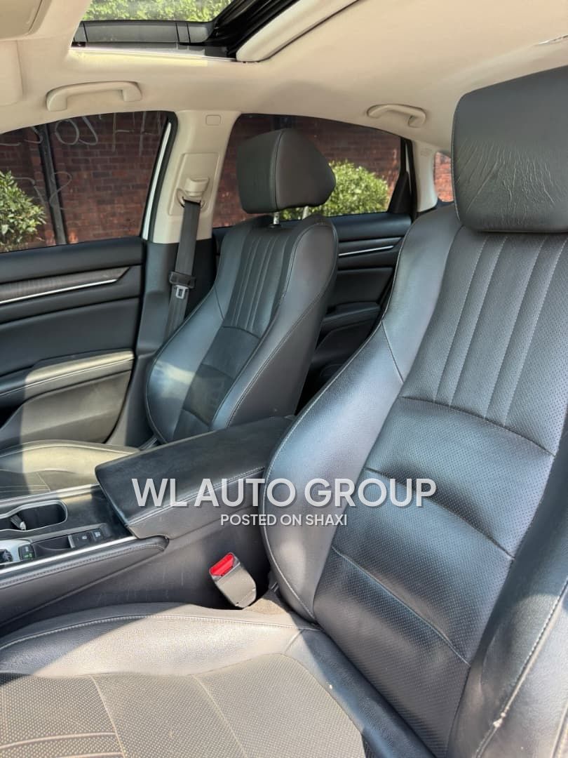 2018 Honda civic touring photo 5
