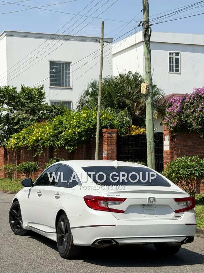 2018 Honda civic touring photo 2