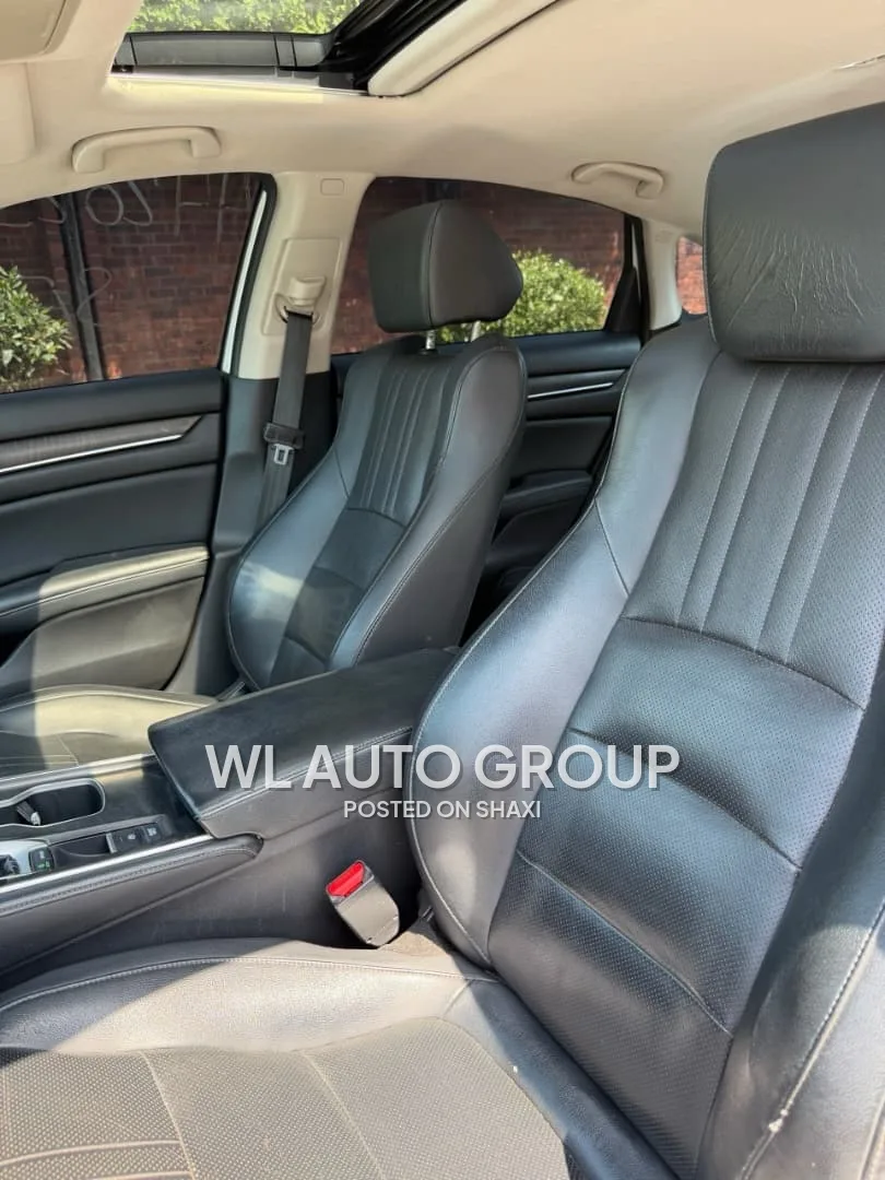 2018 Honda civic touring photo 5