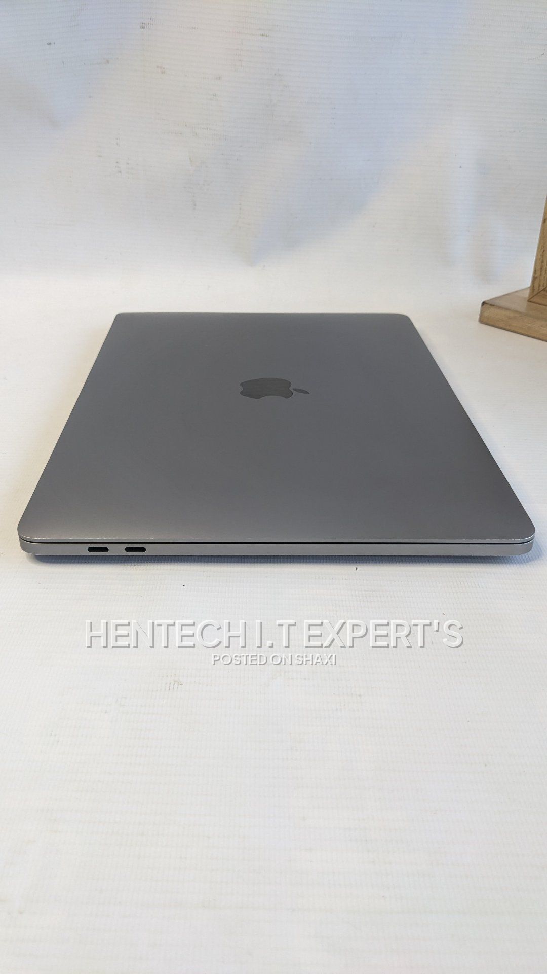 Apple MacBook pro m2 2022 16gb ram 256gb SSD drive photo 2