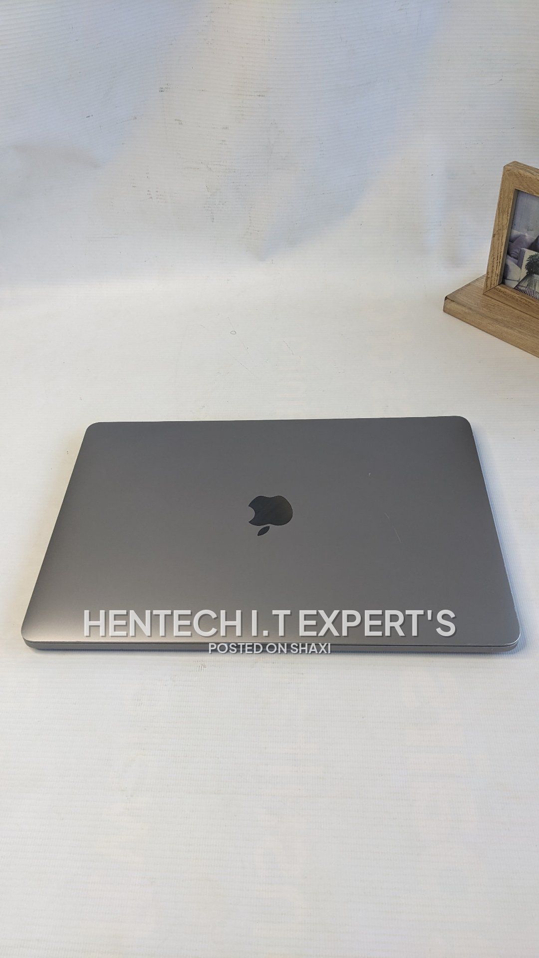 Apple MacBook pro m2 2022 16gb ram 256gb SSD drive photo 3