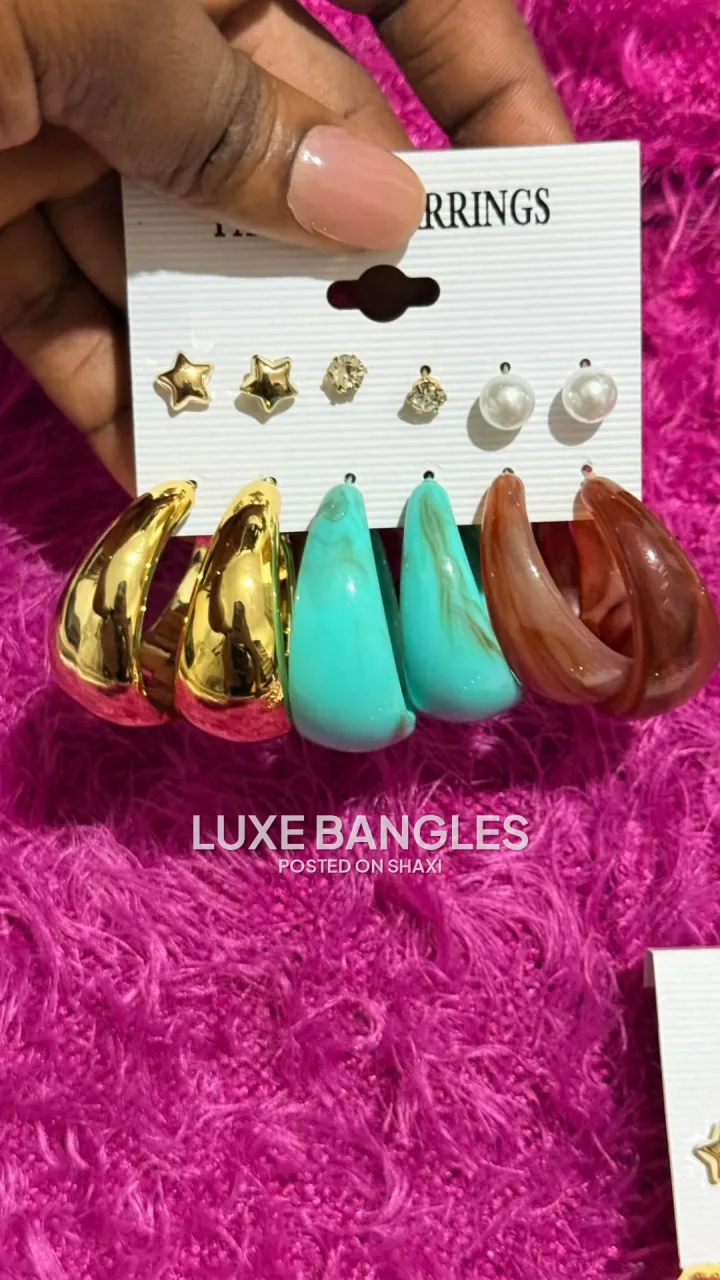 Lady's bangles, bracelet and earrings photo 8