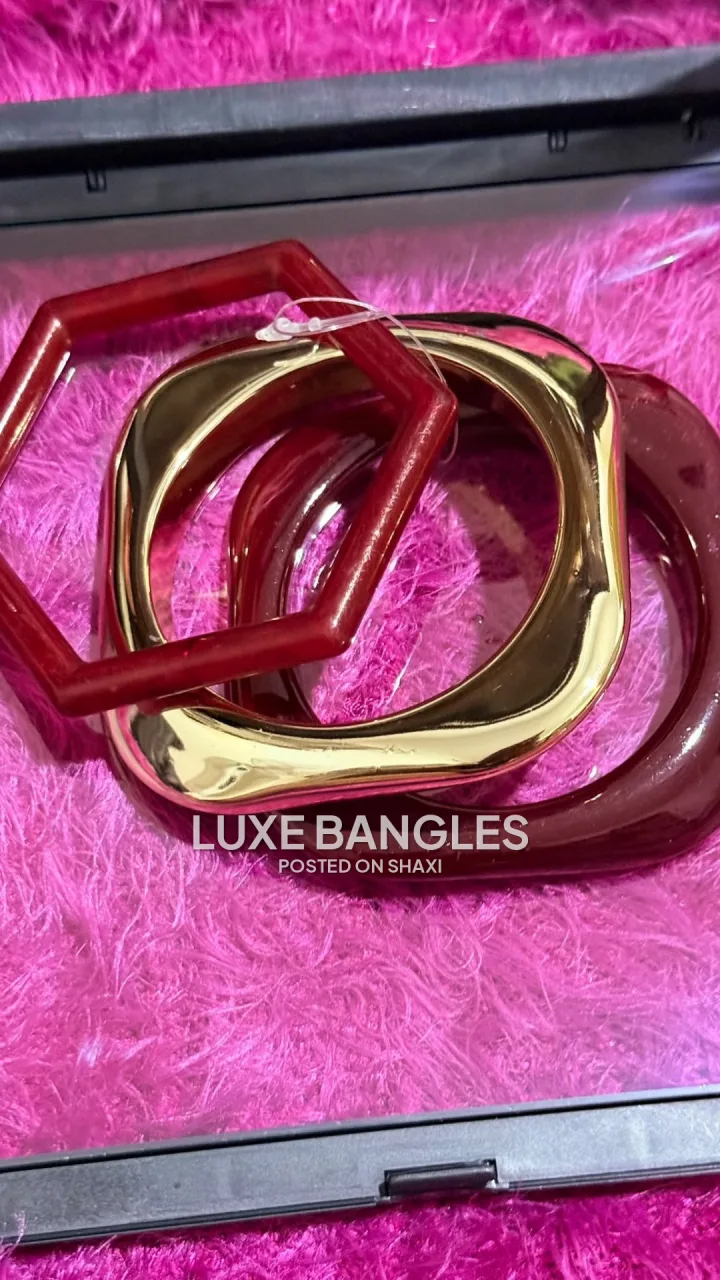 Lady's bangles, bracelet and earrings photo 7