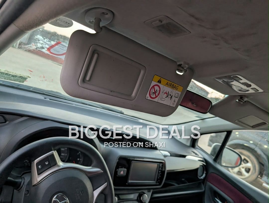 2015 Toyota vitz photo 3