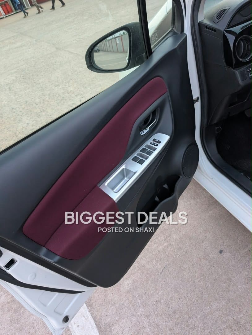 2015 Toyota vitz photo 7