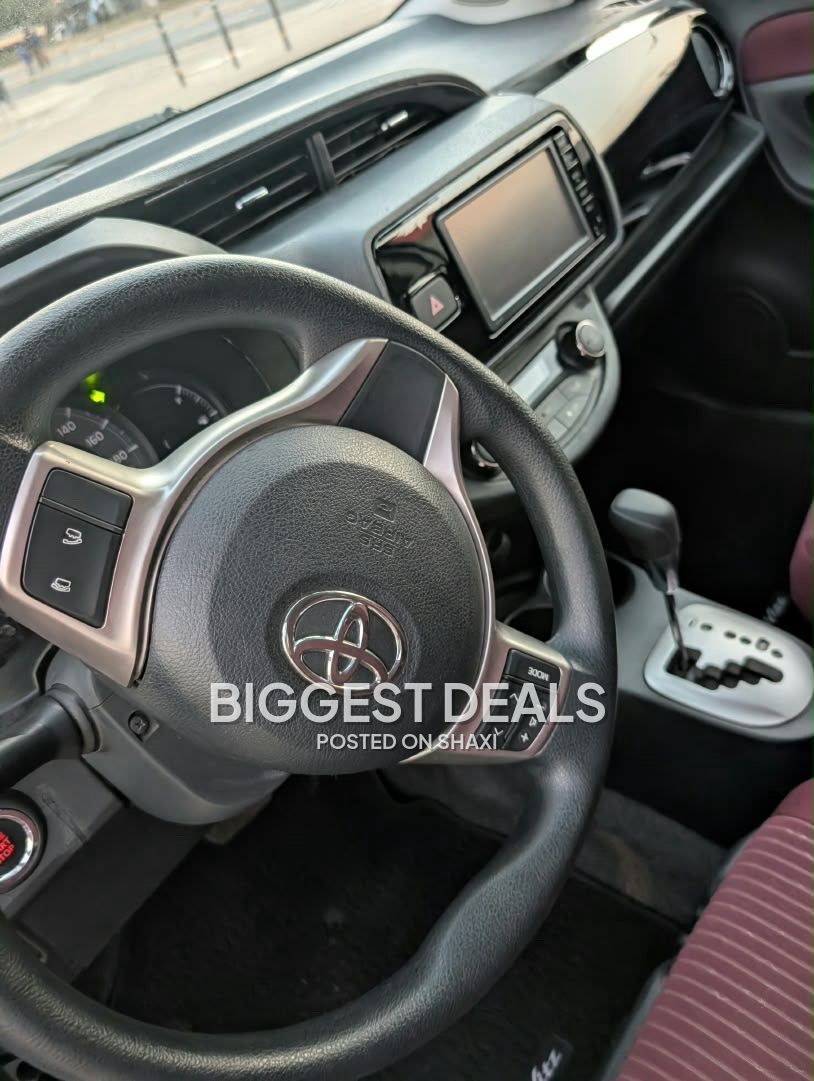 2015 Toyota vitz photo 2