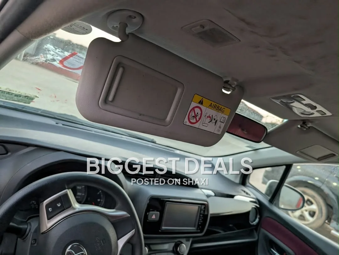 2015 Toyota vitz photo 3