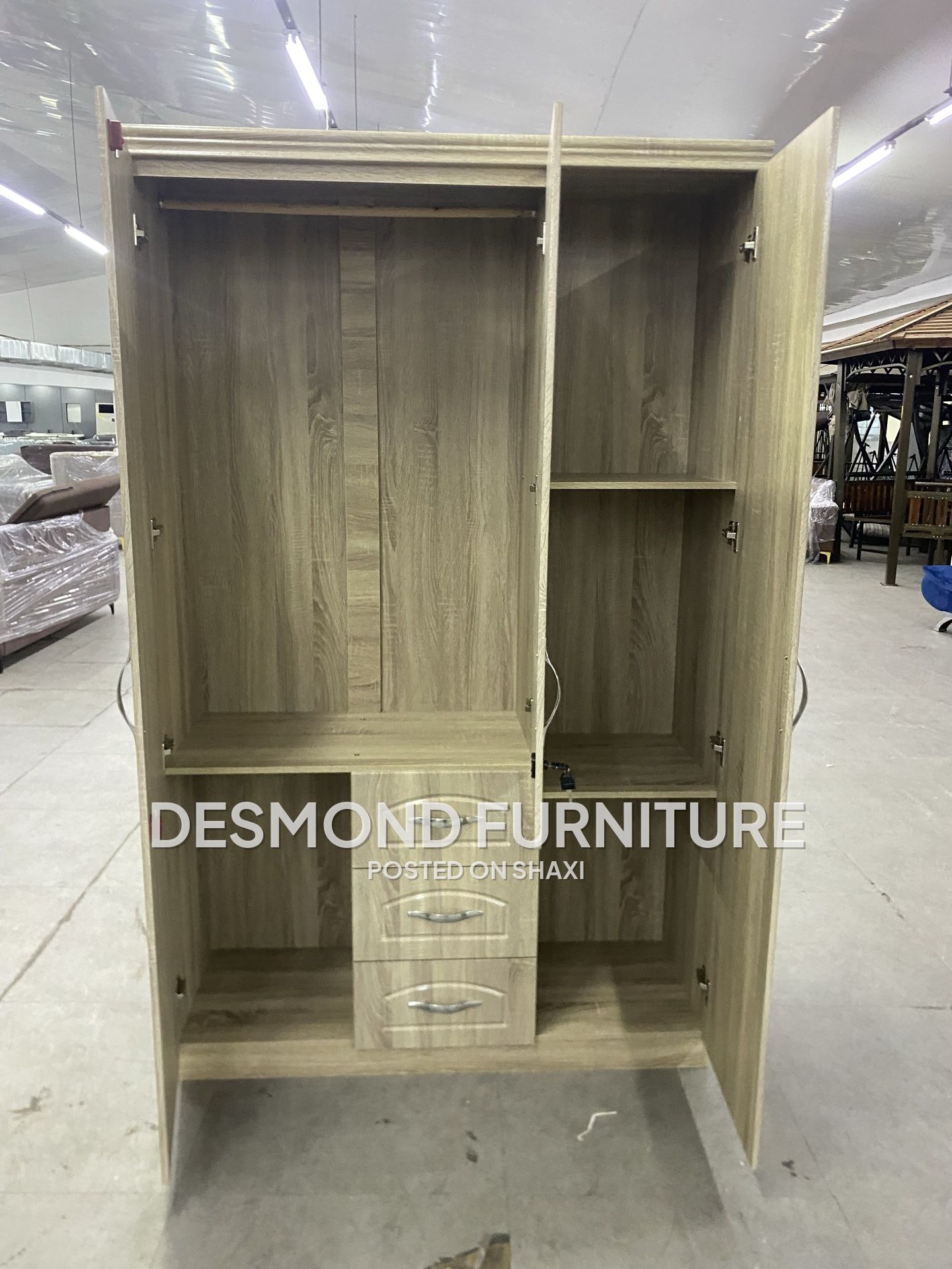 3 doors wardrobe with a mirror photo 3