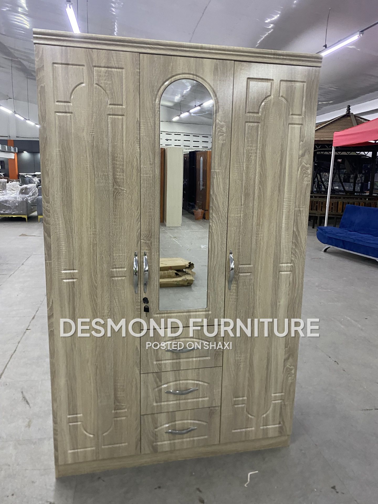 3 doors wardrobe with a mirror photo 1