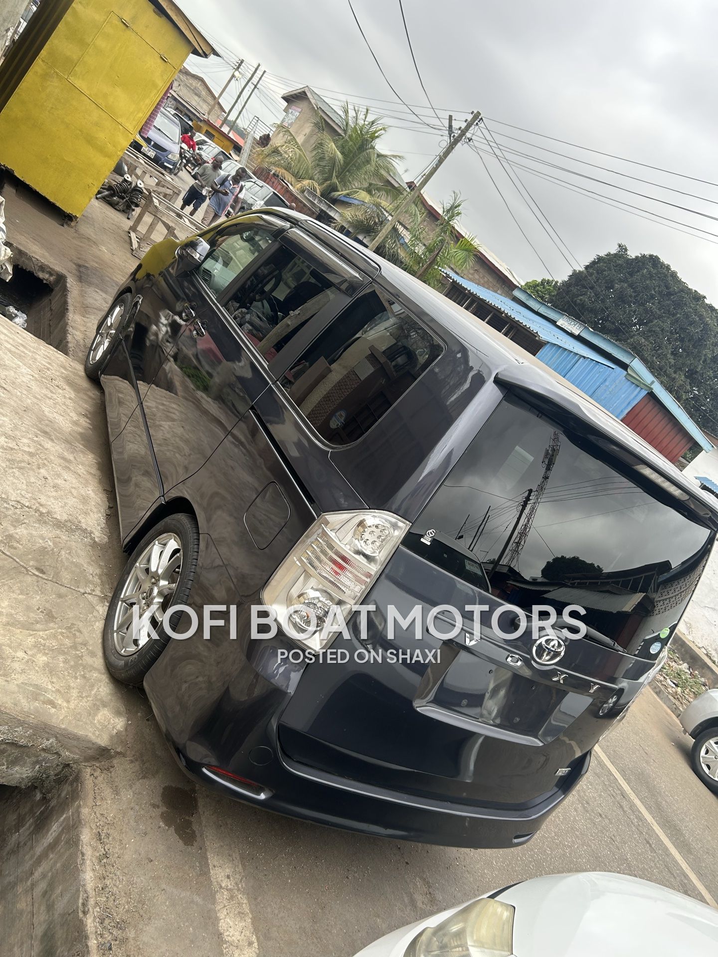 2013 Toyota Voxy photo 4