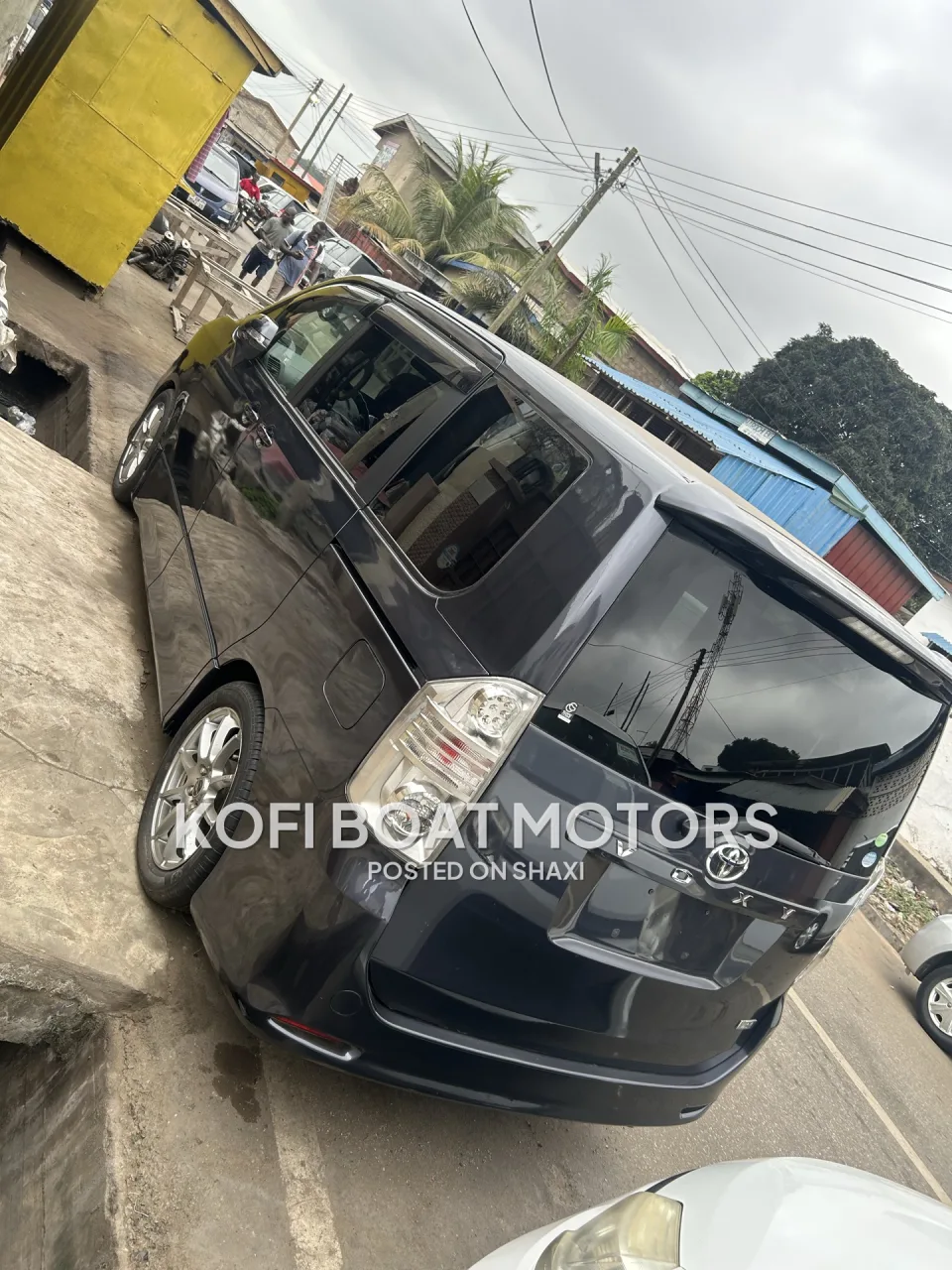 2013 Toyota Voxy photo 4