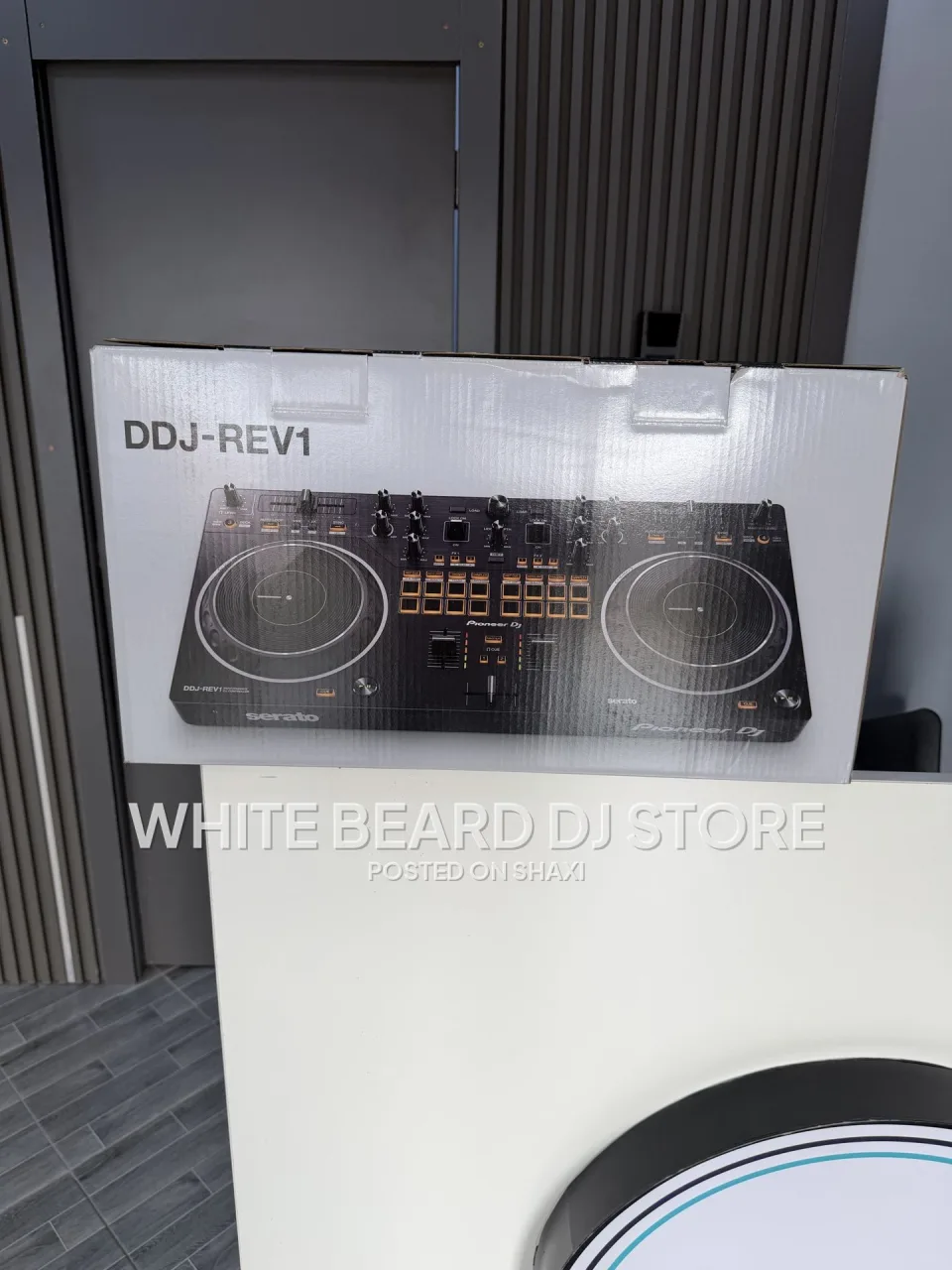 Pioneer DJ DDJ-REV1 Controller for Serato DJ (Black photo 2