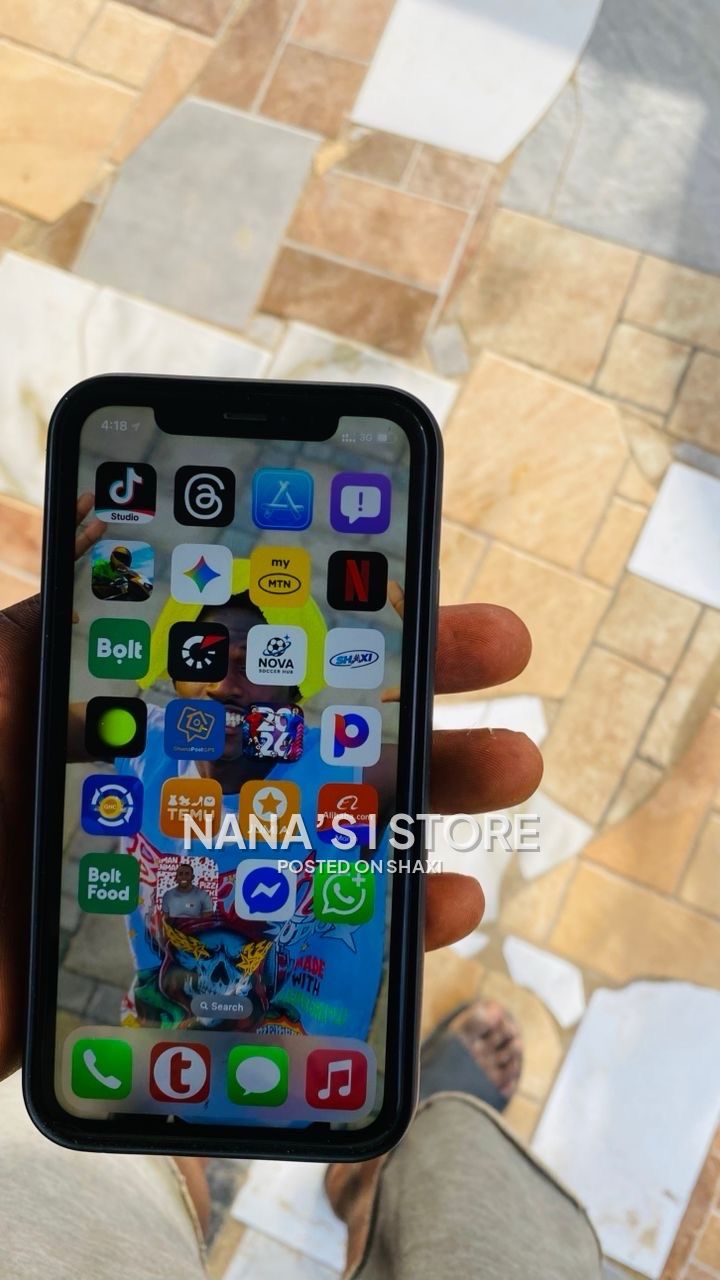 iPhone XR 128 gig black photo 2