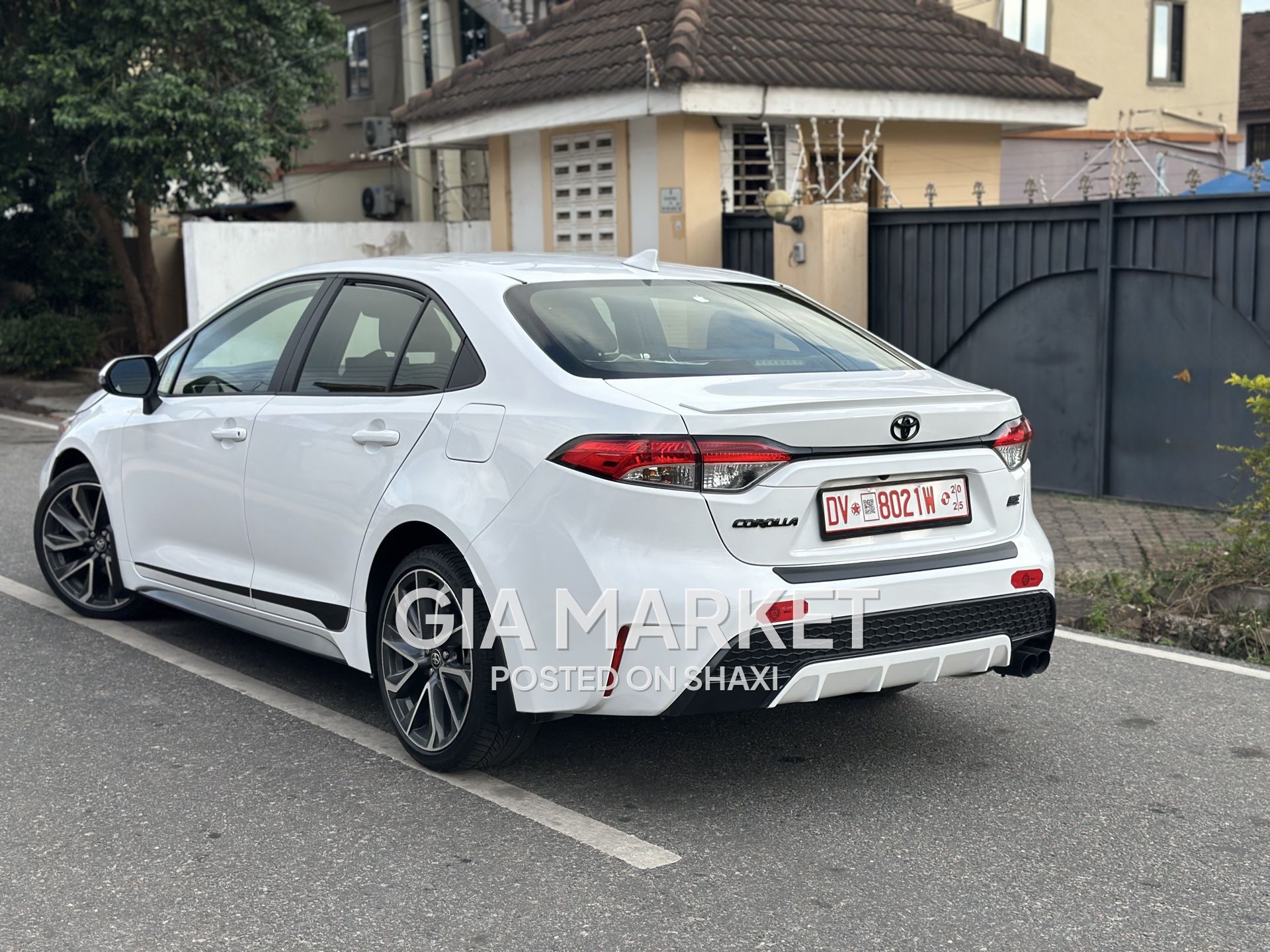 Toyota Corolla SE photo 1