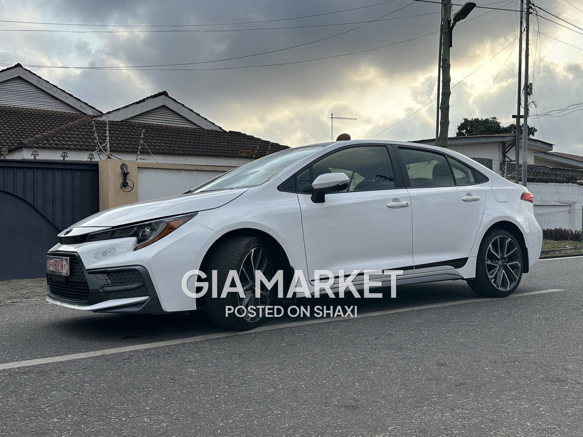 Toyota Corolla SE photo 4