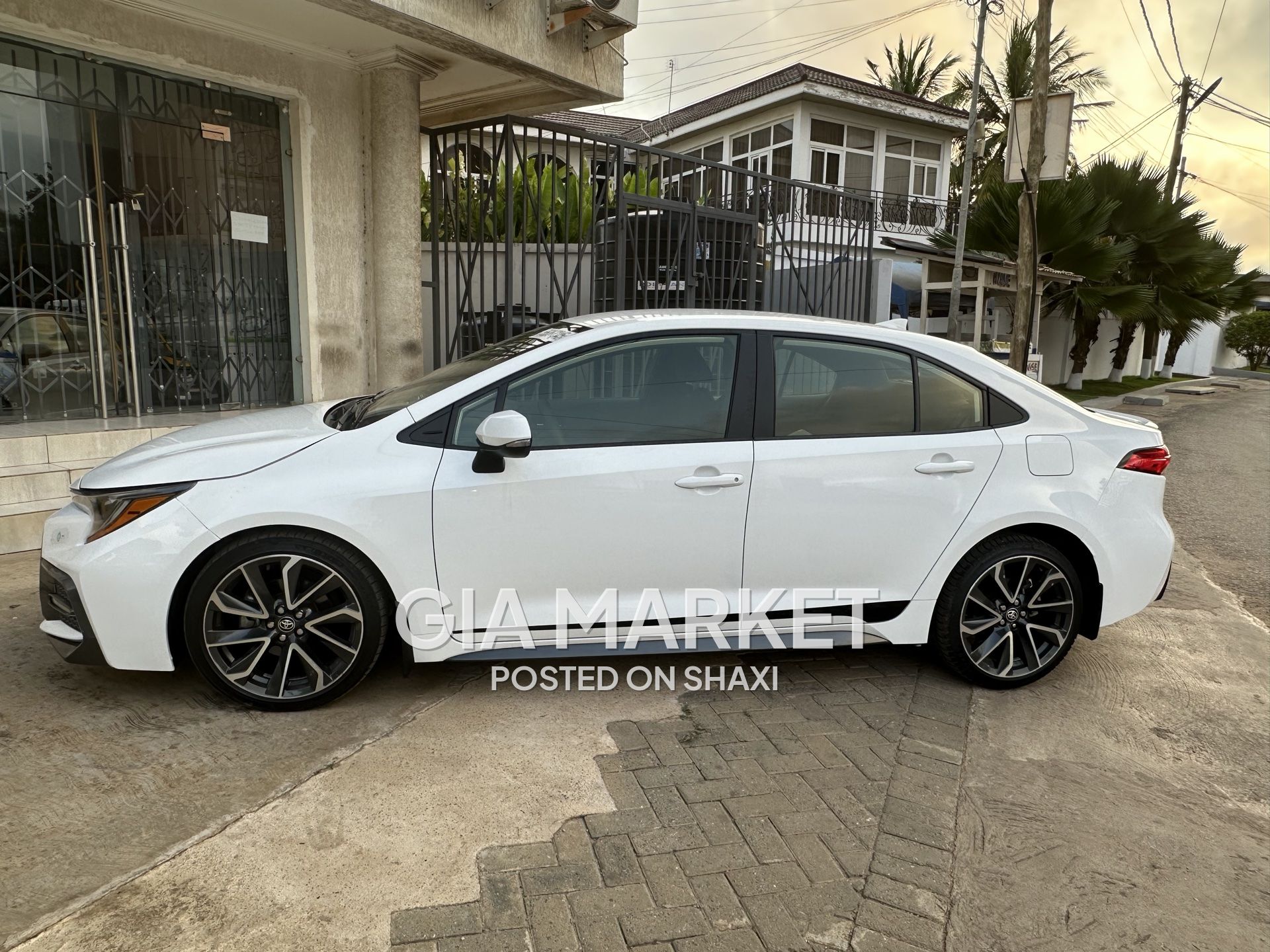 Toyota Corolla SE photo 6